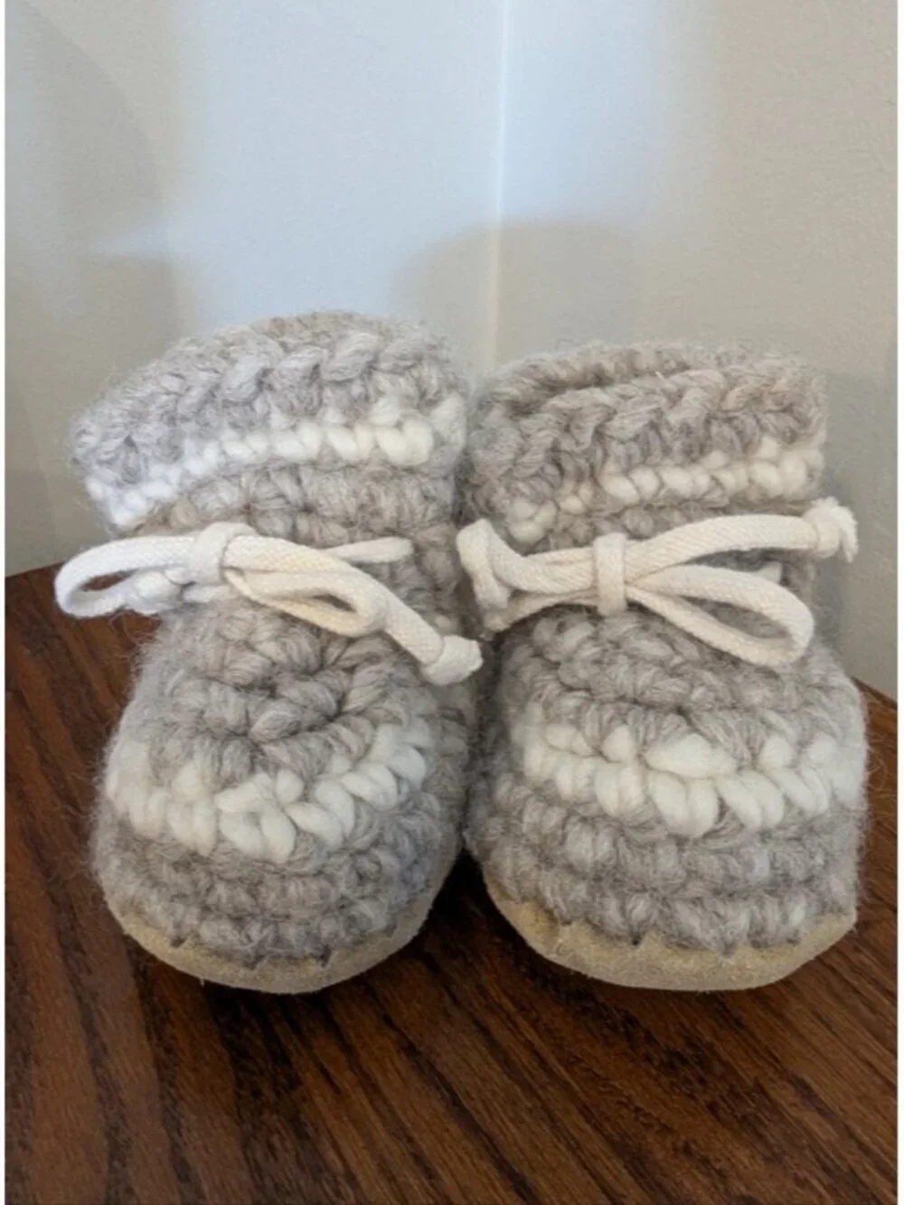Padraig cottage Slippers Wool Ivory Gray hand-crocheted Sz B5, 5.5